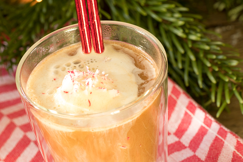 glas met koffie en vanille-ijs